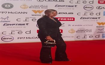 بوسي شلبي بإطلالة أنيقة على السجادة الحمراء على مهرجان القاهرة السينمائي الدولي