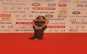 وئام مجدي تتألق على السجادة الحمراء بإطلالة أنيقة وجذابة