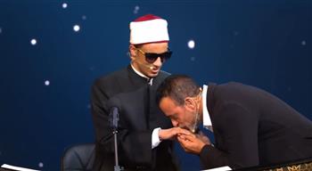 الداعية مصطفى حسني يقبل يد المتسابق محمد حسن عبد الحليم