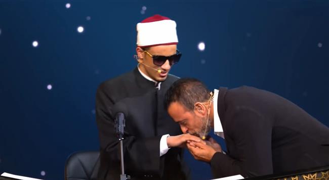 الداعية مصطفى حسني يقبل يد المتسابق محمد حسن عبد الحليم