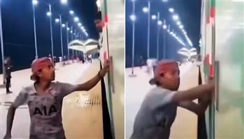 فيديو مؤثر.. بائع هندي يطارد قطارًا لتحصيل أمواله من راكب "بلا ضمير"