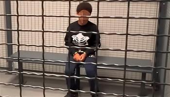 ظهر بالكلابشات.. اعتقال طفل أمريكي أعد "قائمة قتل" لزملائه (فيديو)