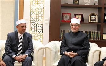 مفتي الجمهورية يبحث مع وفد من المسؤولين الدينيين بولاية بهانج الماليزية تعزيز التعاون الإفتائي 