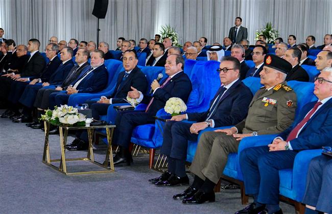 الرئيس السيسي يشاهد فيلمًا بعنوان 10 سنوات من الإنجازات