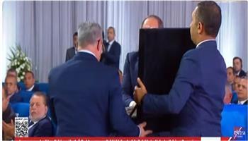  رئيس اقتصادية قناة السويس يقدم للرئيس السيسي هدية تذكارية