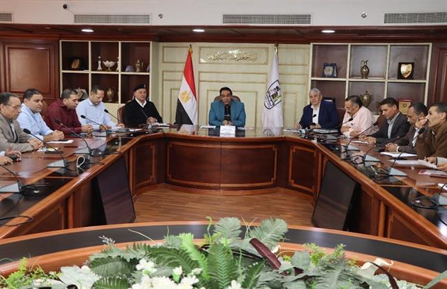 سكرتير بني سويف يعقد اجتماعاً بأعضاء لجنة مراجعة موقف المُتغيرات المكانية الخاصة بتعديات البناء المُخالف