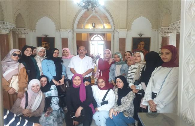 مكتبة القاهرة الكبرى بالزمالك تستقبل طلاب جامعة القاهرة لإعداد تقرير ميداني