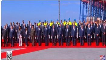 الرئيس السيسي يلتقط صورة تذكارية مع الوزراء وقيادات وأعضاء شركة ميرسك العالمية