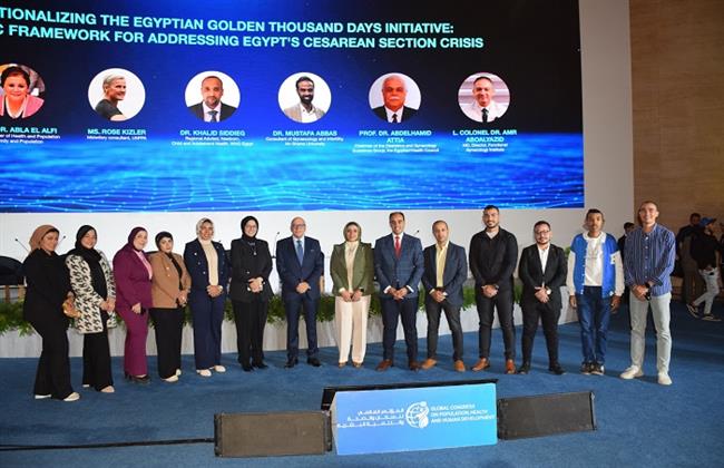 محافظ بني سويف يناقش تقرير مشاركة وحدة السكان في فعاليات المؤتمر العالمي للسكان والصحة والتنمية البشرية