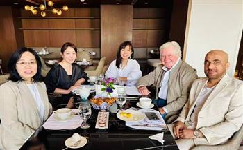 حسين فهمي يستقبل الوفد الصينى ويهديهم بعض الهدايا التذكارية الخاصة بمهرجان القاهرة السينمائي