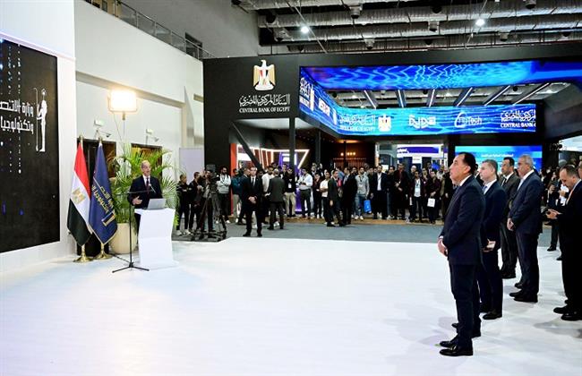 رئيس الوزراء يستمع لعرض تقديمي حول مشروعات وزارة الاتصالات في مجال التحول الرقمي