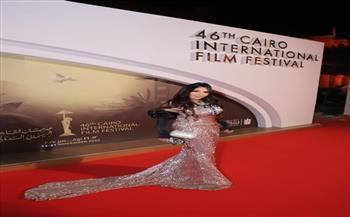 غادة إبراهيم تتألق على السجادة الحمراء بفستان ذهبي في مهرجان القاهرة السينمائي 