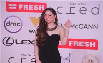 سارة نور تخطف الأنظار بإطلالة راقية على السجادة الحمراء بمهرجان القاهرة السينمائي