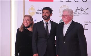 خالد النبوي وزوجته يخطفان الأضواء على السجادة الحمراء خلال حضور العرض الخاص لفيلم "المهاجر"