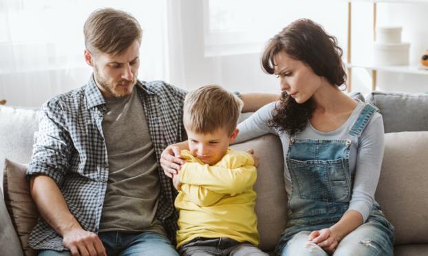 للوالدين.. 6 جوانب أساسية في التربية قد تعيقها ضغوط الحياة اليومية