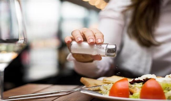 علامات غير متوقعة يخبرك بها جسمك عند زيادة تناول الملح