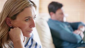 لماذا نتمسك بعلاقات تؤلمنا؟ دوافع خفية تفسر صعوبة الانفصال العاطفي