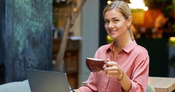 العمل من المقاهي يكشف شخصيتك.. سمات لا تتوقعينها عند اختيارك لهذا الأسلوب