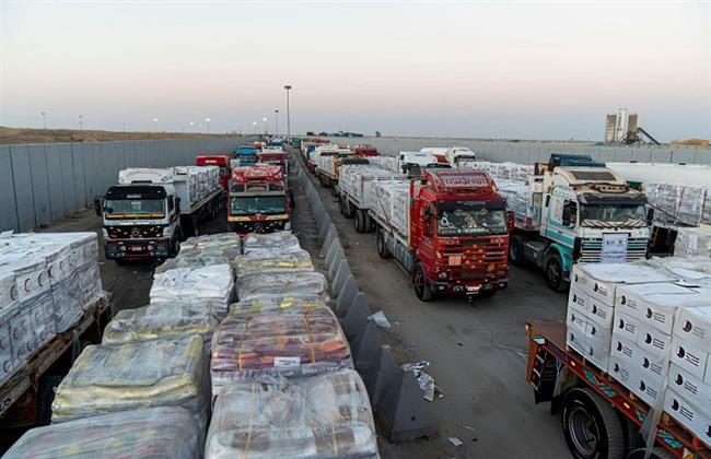 قافلة "زاد العزة" الـ74 تدخل إلى الفلسطينيين بقطاع غزة