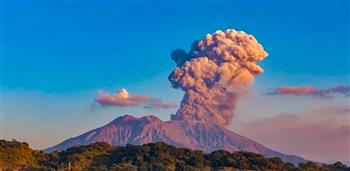 شلّ حركة الطيران.. بركان ساكوراجيما الياباني يقذف الرماد إلى 4 كم في السماء