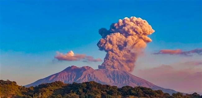 شلّ حركة الطيران.. بركان ساكوراجيما الياباني يقذف الرماد إلى 4 كم في السماء