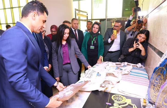 وزيرة التضامن ومحافظ الفيوم يتفقدان معرض "كنزي" للحرف اليدوية والتراثية بديوان عام المحافظة