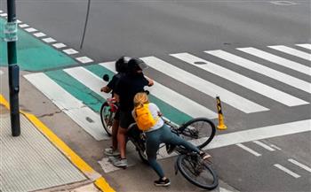 فيديو.. سائحة روسية تؤدّب لصين حاولا سرقة هاتفها في الأرجنتين