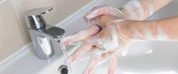 سلوكيات بسيطة تكشف هوس النظافة عند المرأة