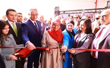 وزيرة التضامن ومحافظ الفيوم يتابعان المشروعات الإنتاجية لمصنع الغزل والنسيج بقرية العزب