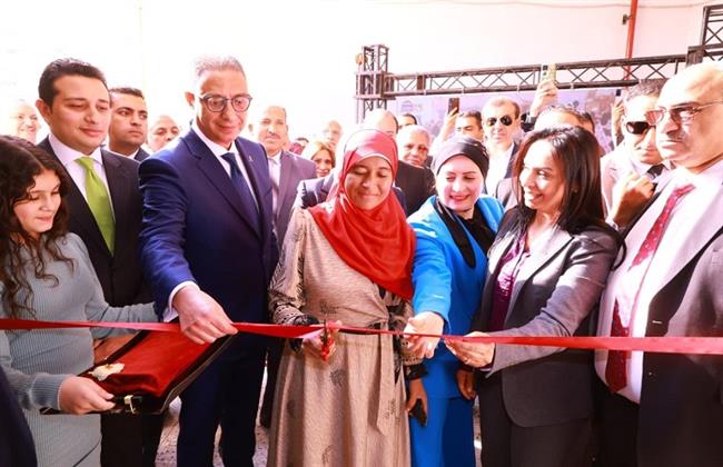 وزيرة التضامن ومحافظ الفيوم يتابعان المشروعات الإنتاجية لمصنع الغزل والنسيج بقرية العزب