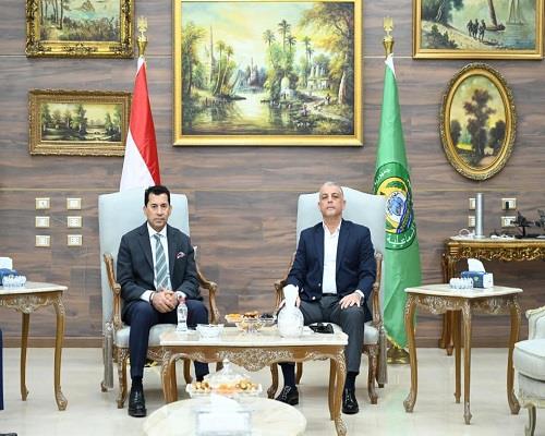 وزير الرياضة ومحافظ الإسماعيلية يلتقيان اللجنة المؤقتة لإدارة النادي الإسماعيلي  