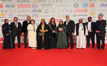 أبطال فيلمي "الأشياء التى تقتلها" و"باب" يتألقون على السجادة الحمراء في مهرجان القاهرة السينمائي 