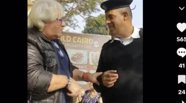 الداخلية تنفي صحة فيديو لقيام شخص أجنبي بعرض أموال على فرد شرطة مقابل إعطائه ملابسه