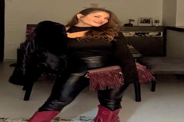 هيدي كرم تخطف الأنظار بإطلالة شتوية أنيقة