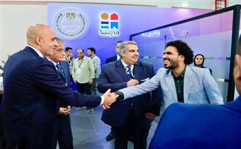 وزير التربية والتعليم يتفقد جناح "مدرستنا" في معرض "Cairo ICT" 