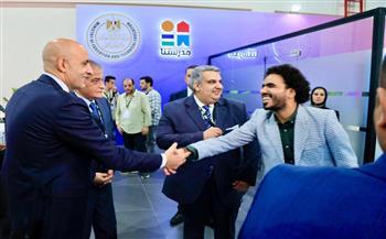 وزير التربية والتعليم يتفقد جناح "مدرستنا" في معرض "Cairo ICT" 