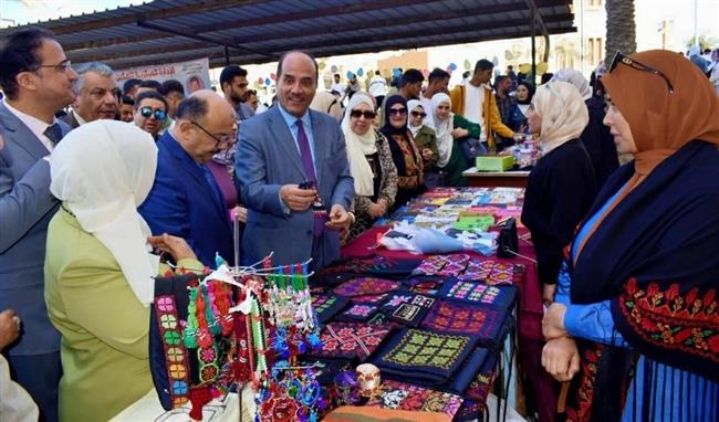 رئيس جامعة العريش يفتتح معرض "إبداعات سيناوية" لدعم الحرف التراثية