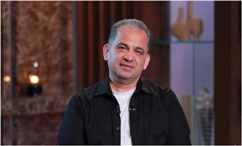 عمرو منير يوضح: "ليه المصريين بيقولوا من حبه ربه حبب فيه خلقه؟"