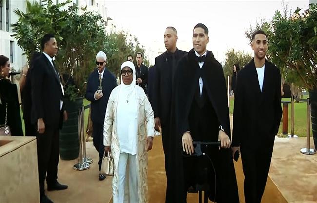 حفل جوائز الكاف.. وصول أشرف حكيمي إلى المغرب باسكوتر 