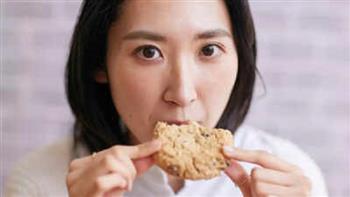 كيف تؤثر صوت الأطعمة المقرمشة علي رغباتنا الغذائية؟.. خبراء تغذية يوضحون