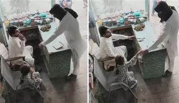 طفلة تتصدى للص مسلّح بقطعة حلوى.. صدمة عن "براءة الأطفال"