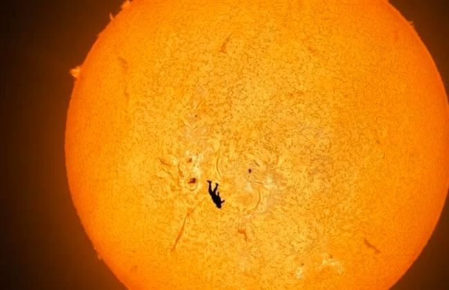 لقطة تصوير استثنائية.. ظل بشري في السماء أمام الشمس