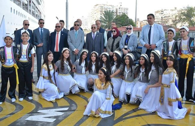 محافظ بورسعيد ونائب اقتصادية قناة السويس يستقبلان السفينة السياحية «MSC Armonia» وعلى متنها 2700 سائح