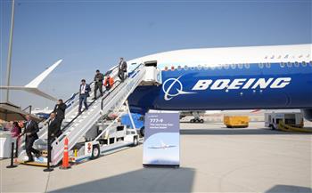 رئيس الشركة القابضة لمصر للطيران يتفقد طائرة Boeing 777X