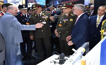 الفريق أحمد خليفة يعود إلى أرض الوطن عقب مشاركته فى فعاليات معرض " دبى الدولى للطيران 2025"  