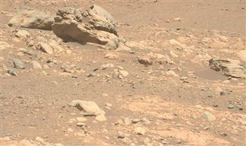 حيرة بين العلماء.. العثور على صخرة غريبة على المريخ لا تنتمي إليه