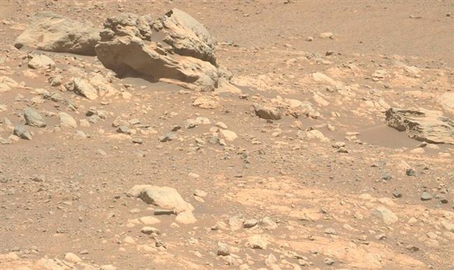 حيرة بين العلماء.. العثور على صخرة غريبة على المريخ لا تنتمي إليه