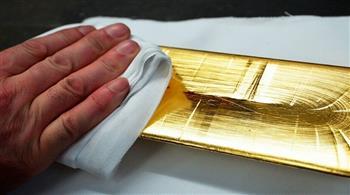 أثناء حفر حمام سباحة.. فرنسي يعثر على سبائك ذهبية في حديقة منزله