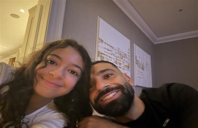 محمد صلاح ينشر صورته مع "مكة" قبل ساعات من حفل جوائز الكاف