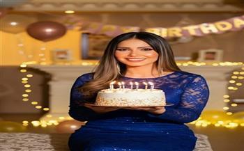 إيناس عز الدين تحتفل بعيد ميلادها بإطلالة مبهجة